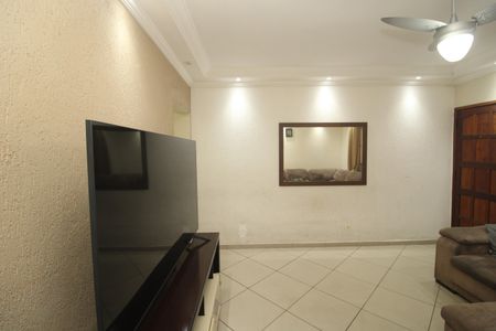 Casa à venda com 240m², 4 quartos e 2 vagasSala