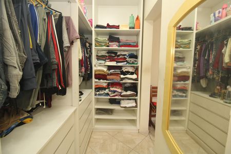 Casa à venda com 240m², 4 quartos e 2 vagasCloset da suíte