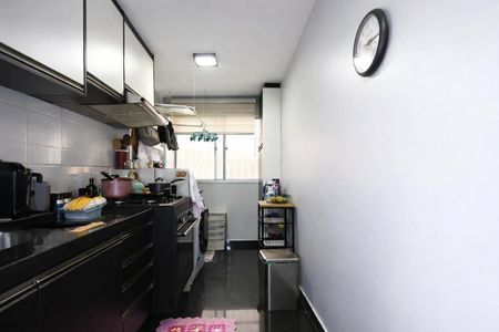 Cozinha com móveis de cor preta e branco, com um fogão e uma geladeira, e uma janela pequena. de apartamento à venda com 2 quartos, 48m² em Morumbi, São Paulo