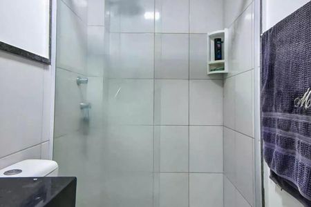 Banheiro com piso de porcelanato, chuveiro e lavabo, com uma toalha pendurada na porta. de apartamento à venda com 2 quartos, 48m² em Morumbi, São Paulo