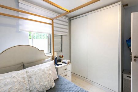 Cama com cabeceira e colchão branco, com cortina de vidro e porta de vidro. de apartamento à venda com 2 quartos, 48m² em Morumbi, São Paulo