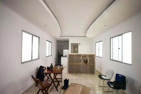 Apartamento à venda com 48m², 2 quartos e 1 vaga Apartamento à venda com 48m², 2 quartos e 1 vagaSala com mesa e cadeiras, com uma vista para a cozinha e uma porta para a varanda.