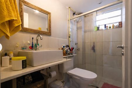 Banheiro com pia, vaso sanitário e chuveiro, com uma janela pequena e iluminação boa. de apartamento à venda com 2 quartos, 48m² em Morumbi, São Paulo