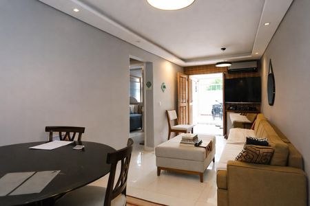 Sala de estar com sofá, mesa e cadeiras, com vista para a varanda e jardim. de apartamento à venda com 2 quartos, 48m² em Morumbi, São Paulo
