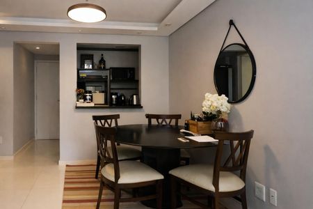 Sala de jantar com mesa redonda e cadeiras de madeira, iluminada por uma lâmpada circular. de apartamento à venda com 2 quartos, 48m² em Morumbi, São Paulo