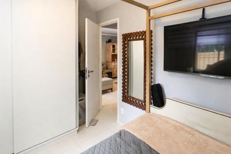 Quarto com cama, TV e porta para o corredor. de apartamento à venda com 2 quartos, 48m² em Morumbi, São Paulo