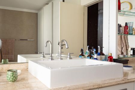 Apartamento à venda com 249m², 4 quartos e 4 vagasBanheiro da Suíte 1