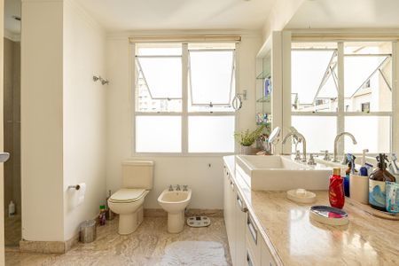 Apartamento à venda com 249m², 4 quartos e 4 vagasBanheiro da Suíte 1