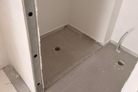 Banheiro de apartamento à venda com 2 quartos, 49m² em Vila Suzana, São Paulo