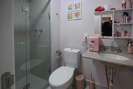 Apartamento à venda com 121m², 6 quartos e 2 vagasBanheiro com chuveiro e vaso sanitário, com prateleiras e espelho acima do lavabo.