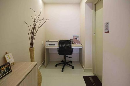Apartamento à venda com 121m², 6 quartos e 2 vagasEscritório pequeno com mesa e cadeira, com um vaso de plantas ao lado.