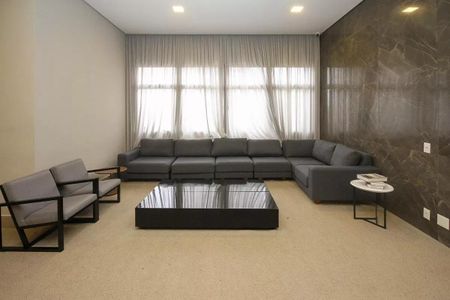 Apartamento à venda com 121m², 6 quartos e 2 vagasSala de estar com sofá grande e mesa de centro, iluminada por luz natural e artificial.