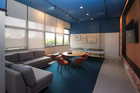 Sala de jogos com mesa de pingue-pongue, sofá e TV, com vista para a cidade. de apartamento à venda com 6 quartos, 121m² em Mooca, São Paulo