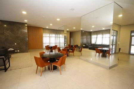 Apartamento à venda com 121m², 6 quartos e 2 vagasSala de estar com mesa redonda e cadeiras de cor laranja, iluminada por luz natural e artificial.