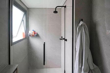 Apartamento à venda com 121m², 6 quartos e 2 vagasBanheiro com chuveiro e pia, com uma janela e uma porta de vidro.