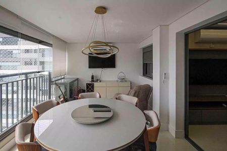 Apartamento à venda com 121m², 6 quartos e 2 vagasSala de jantar com mesa redonda e iluminação moderna, vista para a cidade.