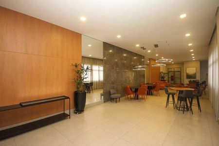 Apartamento à venda com 121m², 6 quartos e 2 vagasSala de estar com móveis modernos e iluminação adequada.