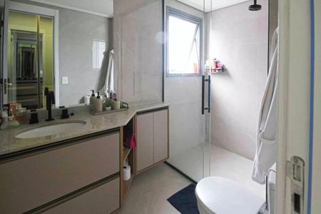 Apartamento à venda com 121m², 6 quartos e 2 vagasBanheiro com pia, vaso sanitário e chuveiro, com espelho e armários, iluminado por luz natural e artificial.
