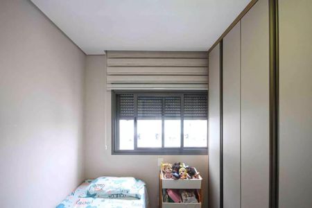 Apartamento à venda com 121m², 6 quartos e 2 vagasQuarto pequeno com cama simples e móveis brancos, com uma janela grande e iluminada, com um armário grande e uma prateleira com brinquedos e bonecas.