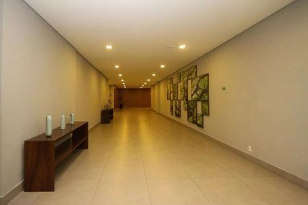 Apartamento à venda com 121m², 6 quartos e 2 vagasCorredor com iluminação adequada e decoração simples.