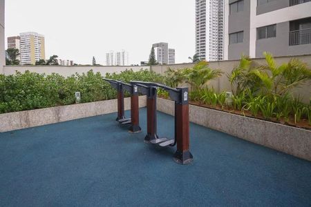 Apartamento à venda com 121m², 6 quartos e 2 vagasPiscina com equipamentos de ginástica ao ar livre, vista para a cidade.