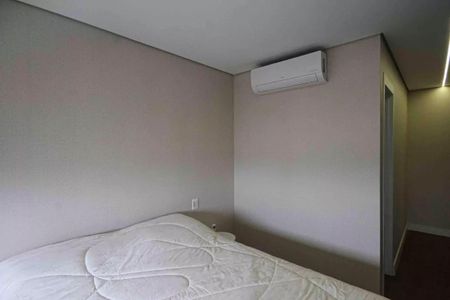 Apartamento à venda com 121m², 6 quartos e 2 vagasCama simples com ar condicionado na parede, com uma porta de entrada ao lado.