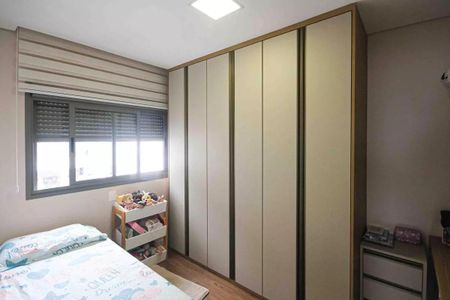 Apartamento à venda com 121m², 6 quartos e 2 vagasQuarto infantil com cama simples e móveis de madeira, com uma janela grande e iluminada.