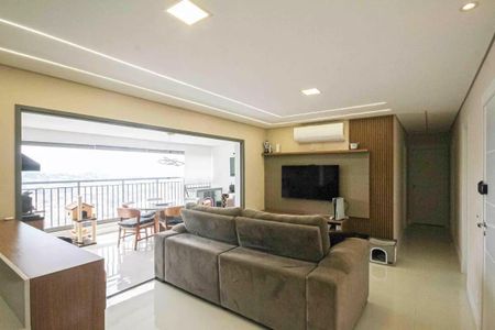 Apartamento à venda com 121m², 6 quartos e 2 vagasSala de estar com vista para a cidade, móveis em madeira e ar condicionado.