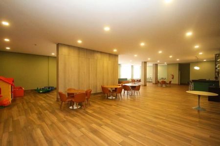 Apartamento à venda com 121m², 6 quartos e 2 vagasSala de espera com mobília de madeira e iluminação adequada.