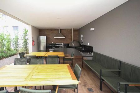 Apartamento à venda com 121m², 6 quartos e 2 vagasCozinha com pia, fogão e geladeira, com mesa e cadeiras para refeições.