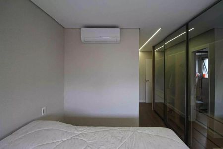 Apartamento à venda com 121m², 6 quartos e 2 vagasQuarto com ar condicionado e armários de vidro.