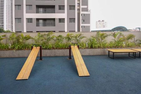 Apartamento à venda com 121m², 6 quartos e 2 vagasPatio com mobília de madeira e plantas ao fundo, com vista para a cidade.