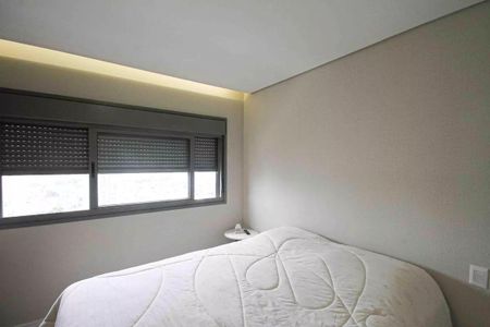 Apartamento à venda com 121m², 6 quartos e 2 vagasQuarto com cama de casal, janela grande e iluminação adequada.
