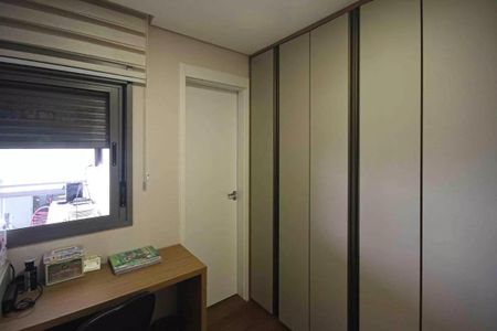 Apartamento à venda com 121m², 6 quartos e 2 vagasBalcony with a view of the city, a desk, and a closet.