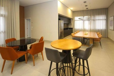 Apartamento à venda com 121m², 6 quartos e 2 vagasSala de estar com mesa de jantar e cadeiras de cores diferentes, iluminada por uma lâmpada circular.