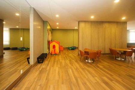Apartamento à venda com 121m², 6 quartos e 2 vagasSala de ginástica com piso de madeira e iluminação natural.