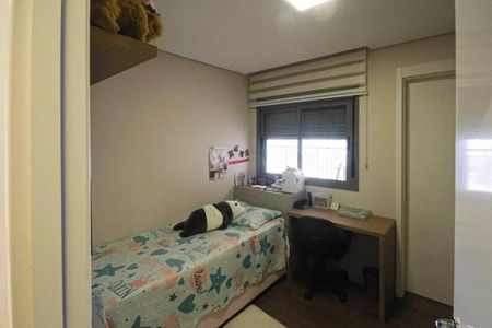 Apartamento à venda com 121m², 6 quartos e 2 vagasQuarto simples com cama de solteiro e móveis simples, com uma janela pequena e iluminação fraca.