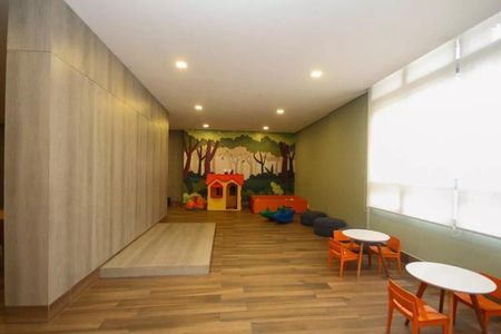 Apartamento à venda com 121m², 6 quartos e 2 vagasSala de brinquedos com pintura de floresta, mobiliário colorido e iluminação adequada.