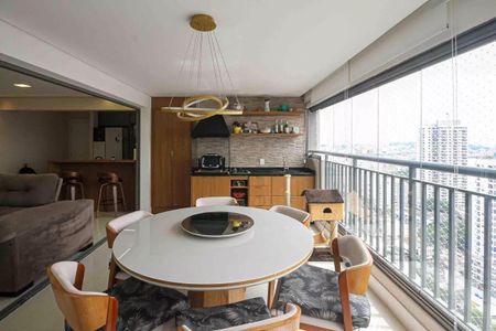 Apartamento à venda com 121m², 6 quartos e 2 vagasSala de jantar com mesa redonda e cadeiras de madeira, vista para a cidade.