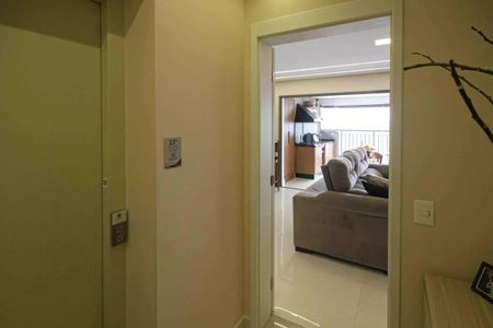 Apartamento à venda com 121m², 6 quartos e 2 vagasParede branca e porta de cor branca, com vista para a sala de estar e cozinha.