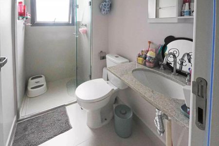 Apartamento à venda com 121m², 6 quartos e 2 vagasBanheiro com pia e vaso sanitário brancos, chuveiro, piso de porcelanato e bancada de granito.