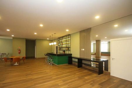 Apartamento à venda com 121m², 6 quartos e 2 vagasBarra de madeira com bancos e iluminação moderna.