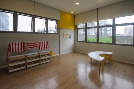 Apartamento à venda com 121m², 6 quartos e 2 vagasSala de estar com vista para a cidade, com móveis simples e iluminação natural.