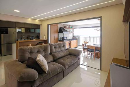 Sala de estar com sofá e mesa de jantar, com vista para a varanda e cozinha moderna. de apartamento à venda com 6 quartos, 121m² em Mooca, São Paulo