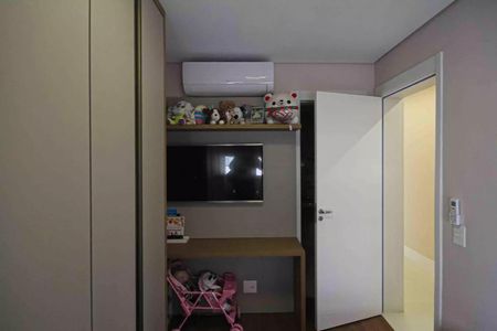 Apartamento à venda com 121m², 6 quartos e 2 vagasCaminho para a sala de brinquedos, com TV e estante de brinquedos, com porta de vidro e ar condicionado.