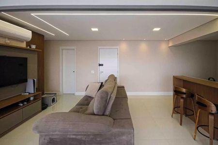Apartamento à venda com 121m², 6 quartos e 2 vagasSala de estar com sofá, TV e ar condicionado, iluminada por luzes de parede e teto.