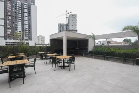 Apartamento à venda com 121m², 6 quartos e 2 vagasVaranda com vista para a cidade, com mesas e cadeiras, e um churrasqueira.