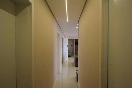 Apartamento à venda com 121m², 6 quartos e 2 vagasCorredor com iluminação moderna e paredes brancas e iluminadas.