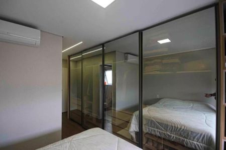 Apartamento à venda com 121m², 6 quartos e 2 vagasQuarto com duas camas, armários de vidro e ar condicionado.