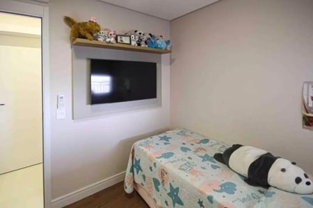 Apartamento à venda com 121m², 6 quartos e 2 vagasQuarto infantil com cama simples e TV montada na parede, com decoração infantil e brinquedos no teto.